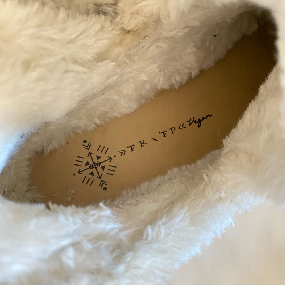 Free People Boots Womens Size 8 FR x FP Vegan Suede Fuzzy Slip On Camel Cream - Picture 4 of 13